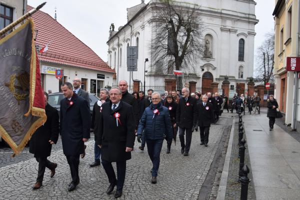 Pochód przed pomnik Powstańca Wielkopolskiego - kliknij aby powiększyć