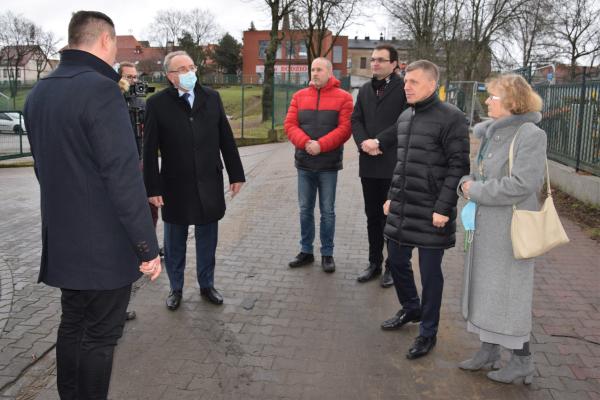 W piątek 14 stycznia Wicemarszałek Wojciech Jankowiak odwiedził powiaty obornicki i szamotulski gdzie rozmawiano o dwóch ważnych zadaniach drogowych jakie zrealizuje na ich terenie Samorząd Województwa Wielkopolskiego czyli obwodnicach Rogoźna i Szamotuł. Będąc w powiecie szamotulskim zapoznał się też z postępem prac przy powstającej obwodnicy Wronek.  - kliknij aby powiększyć