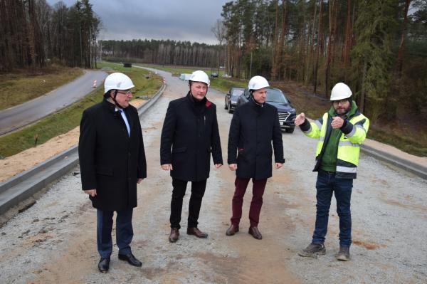 W piątek 14 stycznia Wicemarszałek Wojciech Jankowiak odwiedził powiaty obornicki i szamotulski gdzie rozmawiano o dwóch ważnych zadaniach drogowych jakie zrealizuje na ich terenie Samorząd Województwa Wielkopolskiego czyli obwodnicach Rogoźna i Szamotuł. Będąc w powiecie szamotulskim zapoznał się też z postępem prac przy powstającej obwodnicy Wronek.  - kliknij aby powiększyć