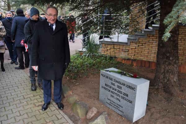 Wicemarszałek Wojciech Jankowiak przy głazie z inskrypcją upamiętniającą byłego Rektora Uniwersytetu im. Adama Mickiewicza w Poznaniu prof. Stanisława Lorenca - kliknij aby powiększyć