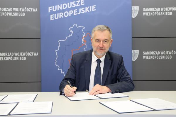 Marszałek Marek Woźniak podpisuje umowy- kliknij aby powiększyć