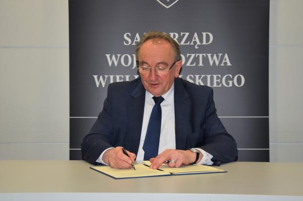 Wicemarszałek Wojciech Jankowiak podpisuje umowę- kliknij aby powiększyć