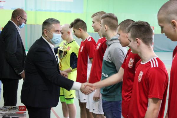 W hali sportowej w Krajence zmierzyły się piłkarskie drużyny z północnej wielkopolski. W sobotę 5 lutego odbył się pierwszy Halowy Turniej Piłki Nożnej Juniorów o Puchar Marszałka Województwa Wielkopolskiego.- kliknij aby powiększyć