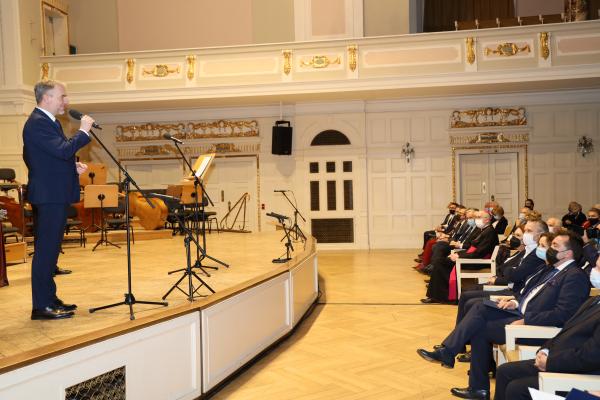 Marszałek Marek Woźniak wziął udział w Gali z okazji 165. rocznicy pierwszego Walnego Zebrania Poznańskiego Towarzystwa Przyjaciół Nauk. W trakcie uroczystości Marszałek wręczył wielkopolskim naukowcom Odznaki Honorowe Za zasługi dla województwa wielkopolskiego najwyższe regionalne odznaczenie.- kliknij aby powiększyć