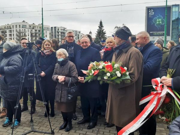 Wicemarszałek Wojciech Jankowiak reprezentował Samorząd Województwa Wielkopolskiego podczas uroczystości z okazji 80 rocznicy Akcji Bollwerk w ramach której żołnierze Armii Krajowej i mieszkańcy Chwaliszewa zniszczyli magazyny Wehrmachtu w poznańskim porcie rzecznym. Obchody odbyły się 20 lutego przy pomniku Akcji Bollwerk na terenie dawnego portu rzecznego przy ul. Estkowskiego w Poznaniu. - kliknij aby powiększyć