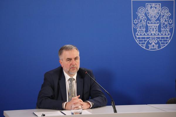 Prezydent Miasta Poznania wraz z Marszałkiem Województwa Wielkopolskiego oraz Starostą Poznańskim powołali zespół który ma koordynować pomoc dla obywateli Ukrainy którzy uciekają z terenów objętych wojną. - Deklarujemy swój potencjał ludzki materialny oraz finansowy jeśli otrzymamy takie uprawnienia – podkreśla Marszałek Marek Woźniak.- kliknij aby powiększyć