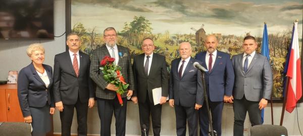 W dniu 24 lutego Wicemarszałek Województwa Wielkopolskiego Wojciech Jankowiak uczestniczył w sesji Rady Miejskiej w Grodzisku Wielkopolskim. W jej trakcie wręczył Odznakę Honorową Za Zasługi dla Województwa Wielkopolskiego Rajmundowi Majcherkowi wieloletniemu dyrektorowi Szkoły Podstawowej w Ptaszkowie. - kliknij aby powiększyć