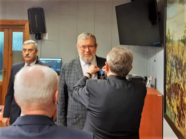 W dniu 24 lutego Wicemarszałek Województwa Wielkopolskiego Wojciech Jankowiak uczestniczył w sesji Rady Miejskiej w Grodzisku Wielkopolskim. W jej trakcie wręczył Odznakę Honorową Za Zasługi dla Województwa Wielkopolskiego Rajmundowi Majcherkowi wieloletniemu dyrektorowi Szkoły Podstawowej w Ptaszkowie. - kliknij aby powiększyć
