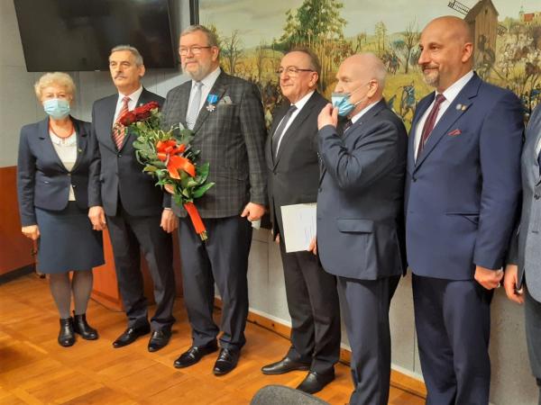 W dniu 24 lutego Wicemarszałek Województwa Wielkopolskiego Wojciech Jankowiak uczestniczył w sesji Rady Miejskiej w Grodzisku Wielkopolskim. W jej trakcie wręczył Odznakę Honorową Za Zasługi dla Województwa Wielkopolskiego Rajmundowi Majcherkowi wieloletniemu dyrektorowi Szkoły Podstawowej w Ptaszkowie. - kliknij aby powiększyć