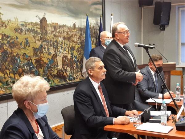 W dniu 24 lutego Wicemarszałek Województwa Wielkopolskiego Wojciech Jankowiak uczestniczył w sesji Rady Miejskiej w Grodzisku Wielkopolskim. W jej trakcie wręczył Odznakę Honorową Za Zasługi dla Województwa Wielkopolskiego Rajmundowi Majcherkowi wieloletniemu dyrektorowi Szkoły Podstawowej w Ptaszkowie. - kliknij aby powiększyć