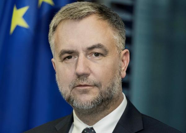 Marszałek Marek Woźniak wziął udział w kolejnym spotkaniu z cyklu Konkretnie. O Europie organizowanym przez Posła do Parlamentu Europejskiego Jana Olbrychta. Tym razem webinarium było poświęcone strategii wykorzystania funduszy unijnych z budżetu UE na lata 2021-2027.- kliknij aby powiększyć