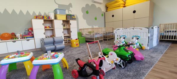 W poniedziałek 28 lutego tuż przy rogozińskim jeziorze otwarto pierwszy gminny żłobek w Rogoźnie. W oficjalnej uroczystości wziął udział Jacek Bogusławski Członek Zarządu Województwa Wielkopolskiego. Zielona Kraina taką nazwę otrzymał żłobek będzie mogła przyjąć 50 dzieci do 3 roku życia. To duże wsparcie dla rodziców mieszkających w blisko 18-tysięcznym mieście.- kliknij aby powiększyć