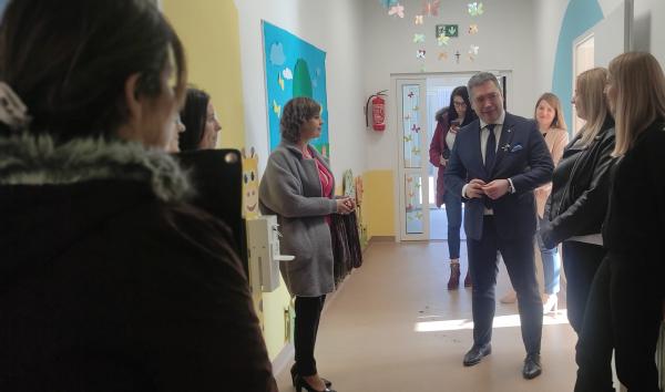 W poniedziałek 28 lutego tuż przy rogozińskim jeziorze otwarto pierwszy gminny żłobek w Rogoźnie. W oficjalnej uroczystości wziął udział Jacek Bogusławski Członek Zarządu Województwa Wielkopolskiego. Zielona Kraina taką nazwę otrzymał żłobek będzie mogła przyjąć 50 dzieci do 3 roku życia. To duże wsparcie dla rodziców mieszkających w blisko 18-tysięcznym mieście.- kliknij aby powiększyć
