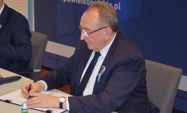 Wicemarszałek Wojciech Jankowiak w dniu 3 marca pozytywnie zarekomendował wniosek powiatu pleszewskiego o środki z rezerwy krajowego Funduszu Pracy w kwocie 315 tys. zł dotyczący aktywizacji zawodowej osób bezrobotnych w powiecie pleszewskim gdzie w dniu 17 lutego miała miejsce klęska żywiołowa w postaci wyjątkowo niszczycielskiego Orkanu Dudley.- kliknij aby powiększyć