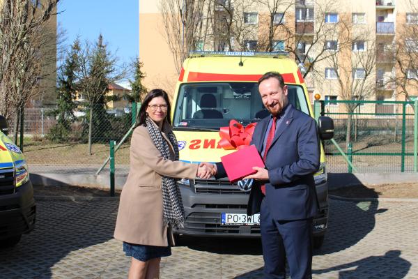 Kolejnych 15 ambulansów oficjalnie rozpoczyna pracę w poznańskim pogotowiu ratunkowym. Ich łączna wartość to ponad 77 mln zł.- kliknij aby powiększyć