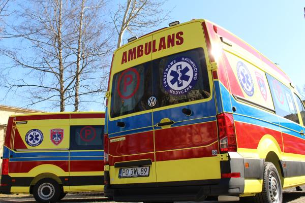 Kolejnych 15 ambulansów oficjalnie rozpoczyna pracę w poznańskim pogotowiu ratunkowym. Ich łączna wartość to ponad 77 mln zł.- kliknij aby powiększyć