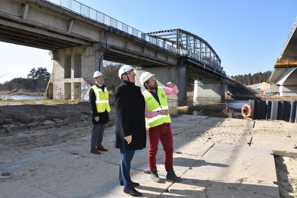Wojciech Jankowiak Wicemarszałek Województwa Wielkopolskiego w poniedziałek 14 marca wizytował budowę nowego mostu w Rogalinku.- kliknij aby powiększyć