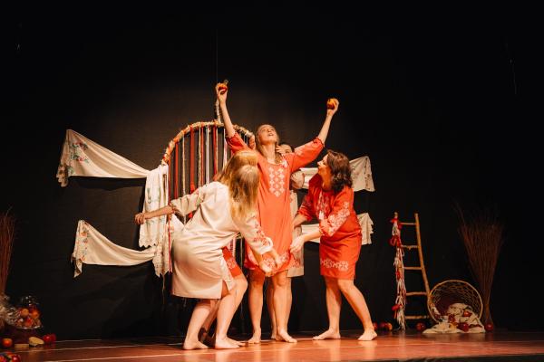 Na zdjęciu: spektakl Żywot Teatru Emigrant, reżyseria: Olha Hryhorash, w ramach XIV edycji Festiwalu Kultury Ukraińska Wiosna, fot.: Michał Antoniewicz - kliknij aby powiększyć