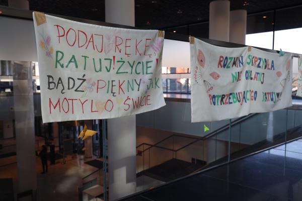Około 80 uczniów z wielkopolskich szkół w poniedziałek w Urzędzie Marszałkowskim w Poznaniu malowało motyle które promują idee opieki paliatywnej hospicyjnej oraz pomagania i wolontariatu.- kliknij aby powiększyć