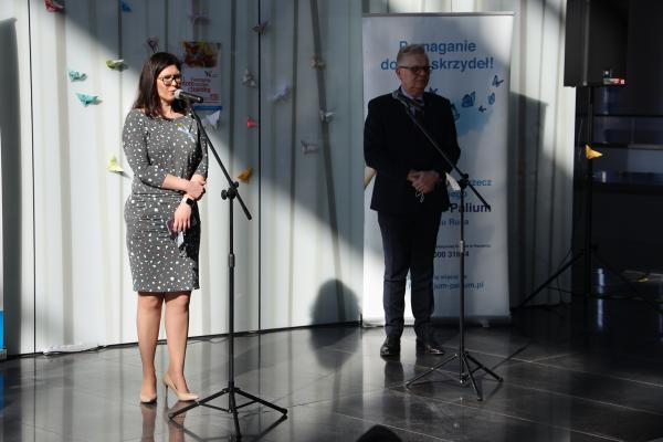 Około 80 uczniów z wielkopolskich szkół w poniedziałek w Urzędzie Marszałkowskim w Poznaniu malowało motyle które promują idee opieki paliatywnej hospicyjnej oraz pomagania i wolontariatu.- kliknij aby powiększyć