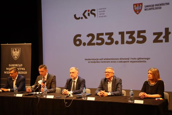 Podpisywanie umowy w CKiS - kliknij aby powiększyć