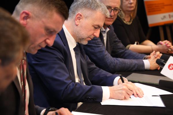 Podpisywanie umowy w CKiS - kliknij aby powiększyć