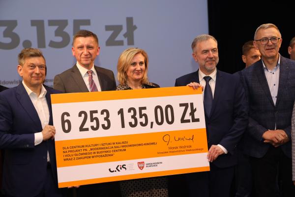 Czek z wartością dofinansowania remontu CKiS - kliknij aby powiększyć