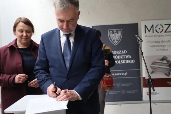 Marszałek Marek Woźniak i Sylwia Kucharska dyr. MOZK - kliknij aby powiększyć