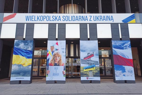 Na zdjęciu: Ekspozycja na siedzibie Sejmiku i Urzędu Marszałkowskiego Wielkopolska solidarna z Ukrainą - kliknij aby powiększyć