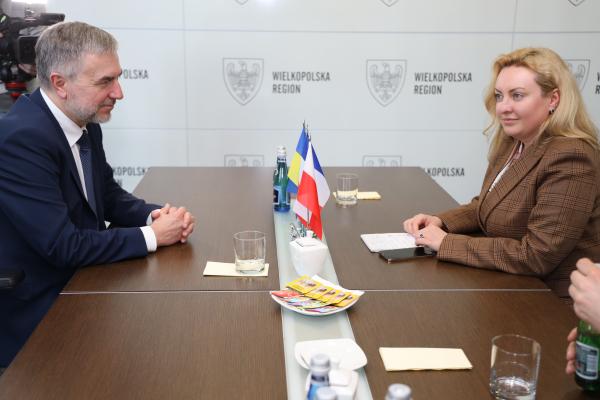 Marszałek Marek Woźniak oraz Tetiana Jehorowa-Lutsenko Przewodnicząca Charkowskiej Rady Obwodowej spotkali się wspólnie – w trybie zdalnym – z Radą Regionalną Bretanii która chciała zapoznać się z doświadczeniem Wielkopolski w zakresie przyjmowania uchodźców z Ukrainy i omówić możliwości pomocy humanitarnej. Obwód Charkowski oraz francuska Bretania od wielu lat są regionami partnerskimi Wielkopolski. - kliknij aby powiększyć