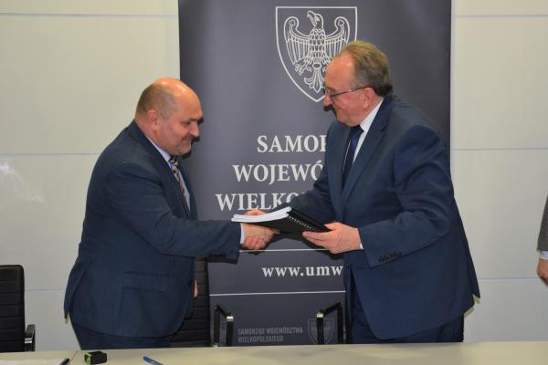 Trzy autobusy szynowe serii SA108 należące do taboru Samorządu Województwa Wielkopolskiego przejdą naprawę rewizyjną dzięki umowie podpisanej w dniu 6 kwietnia przez Wicemarszałka Wojciecha Jankowiaka z przedstawicielami przedsiębiorstwa PESA Mińsk Mazowiecki S.A. wyłonionego w drodze przetargu. Pojazdy te wyprodukowane zostały w 2003 roku przez ZNTK Poznań i były jednymi z pierwszych pojazdów kolejowych zakupionych przez Województwo Wielkopolskie.- kliknij aby powiększyć