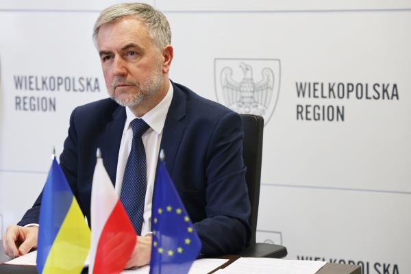 7 kwietnia Marszałek Marek Woźniak wziął udział w posiedzeniu Komisji Polityki Spójności Terytorialnej i Budżetu UE (COTER) Europejskiego Komitetu Regionów. Jednym z jej głównych punktów była debata na temat skutków wojny w Ukrainie dla polityki spójności i współpracy transgranicznej podczas której Marszałek zwrócił uwagę na najważniejsze wyzwania związane z wojną i pomocą uchodźców z perspektywy województwa wielkopolskiego i innych polskich samorządów. - kliknij aby powiększyć