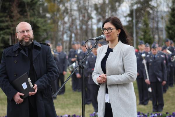 W ubiegłym tygodniu w Światowy Dzień Zdrowia i Dzień Pracownika Ochrony Zdrowia szpital odwiedziła Paulina Stochniałek Członek Zarządu Województwa.  - Składam wyrazy podziękowania za ciężką pracę wszystkim pracującym w tej placówce przez wszystkie te lata: lekarzom zespołom medycznym specjalistom a także administracji i całemu personelowi wspomagającemu. Każdy z Państwa jest ważny by leczyć i pomagać mieszkańcom. Ostatnie lata pandemii wymagały ogromnego wysiłku teraz zaś wspieracie także potrzebujących z Ukrainy – powiedziała Paulina Stochniałek.- kliknij aby powiększyć