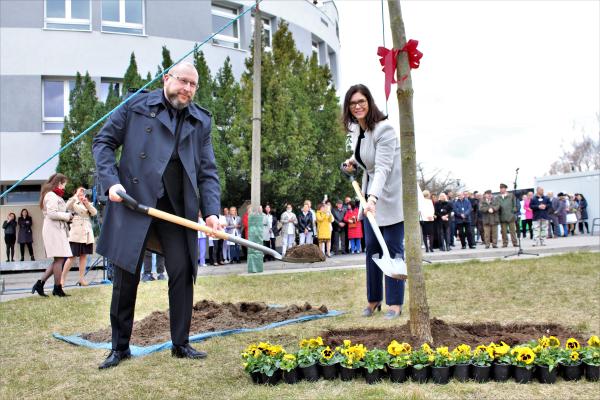 W ubiegłym tygodniu w Światowy Dzień Zdrowia i Dzień Pracownika Ochrony Zdrowia szpital odwiedziła Paulina Stochniałek Członek Zarządu Województwa.  - Składam wyrazy podziękowania za ciężką pracę wszystkim pracującym w tej placówce przez wszystkie te lata: lekarzom zespołom medycznym specjalistom a także administracji i całemu personelowi wspomagającemu. Każdy z Państwa jest ważny by leczyć i pomagać mieszkańcom. Ostatnie lata pandemii wymagały ogromnego wysiłku teraz zaś wspieracie także potrzebujących z Ukrainy – powiedziała Paulina Stochniałek.- kliknij aby powiększyć