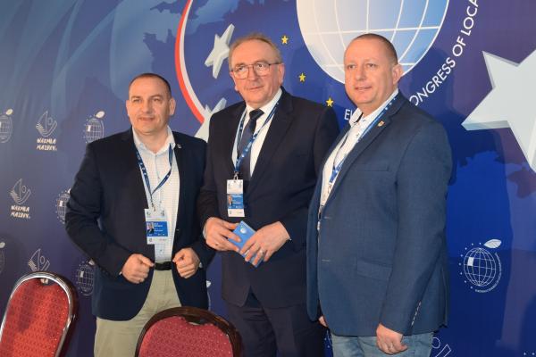 VII Europejski Kongres Samorządów w Mikołajkach odbywający się w dniach 11-12 kwietnia objął około 100 wydarzeń w tym bloki programowe raporty panele warsztaty wykłady i prezentacje. Aktywny udział w nich wzięli przedstawiciele Samorządu Województwa Wielkopolskiego. - kliknij aby powiększyć