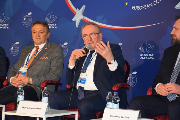 VII Europejski Kongres Samorządów w Mikołajkach odbywający się w dniach 11-12 kwietnia objął około 100 wydarzeń w tym bloki programowe raporty panele warsztaty wykłady i prezentacje. Aktywny udział w nich wzięli przedstawiciele Samorządu Województwa Wielkopolskiego. - kliknij aby powiększyć