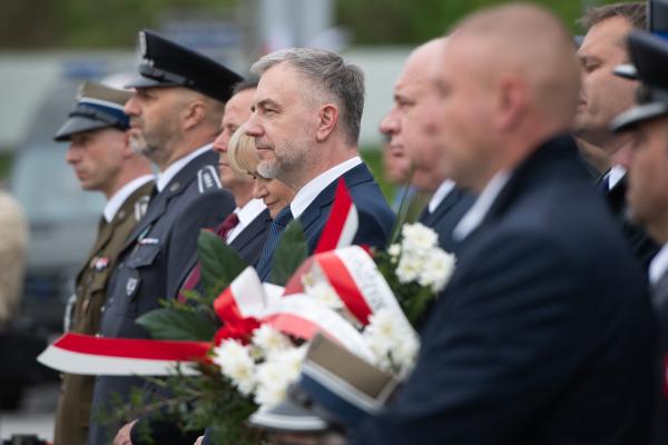 Marszałek Marek Woźniak przy pomniku Armii Poznań- kliknij aby powiększyć
