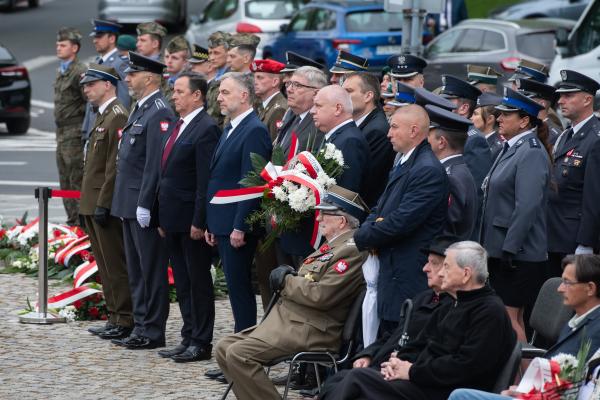 Marszałek Marek Woźniak perzy pomniku Armii Poznań- kliknij aby powiększyć