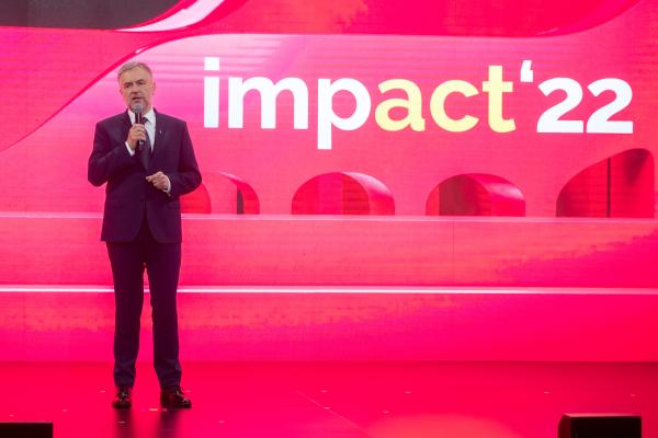 Na terenie Międzynarodowych Targów Poznańskich rozpoczął się w środę światowy kongres gospodarczo-technologiczny Impact’22. Jedną z osób otwierających wydarzenie był Marszałek Marek Woźniak.- kliknij aby powiększyć