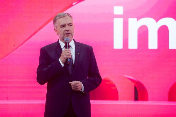 Na terenie Międzynarodowych Targów Poznańskich rozpoczął się w środę światowy kongres gospodarczo-technologiczny Impact’22. Jedną z osób otwierających wydarzenie był Marszałek Marek Woźniak.- kliknij aby powiększyć