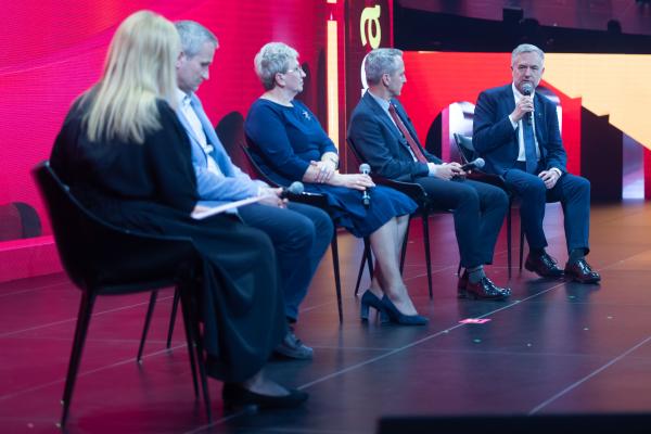 - Kryzys uchodźczy związany z wojną w Ukrainie ratują kontakty personalne i oddolne inicjatywy. Gdybyśmy opierali się wyłącznie o struktury państwa to byśmy sobie z nim nie poradzili – mówił Marszałek Marek Woźniak podczas debaty Jak polskie miasta i regiony pomagają humanitarnie która odbyła się w ramach Impact’22.- kliknij aby powiększyć