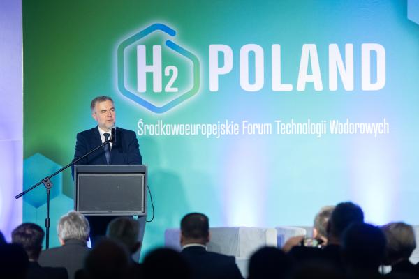 Na terenie Międzynarodowych Targów Poznańskich trwa I Środkowoeuropejskie Forum Technologii Wodorowych H2POLAND. Samorząd Województwa Wielkopolskiego od kilku lat wspiera rozwój gospodarki wodorowej która wpisuje się koncepcję Europejskiego Zielonego Ładu. - Spoglądamy na perspektywę wodorową jako na jeden z elementów obrony klimatu globalnego – mówił na Targach Marszałek Marek Woźniak.- kliknij aby powiększyć