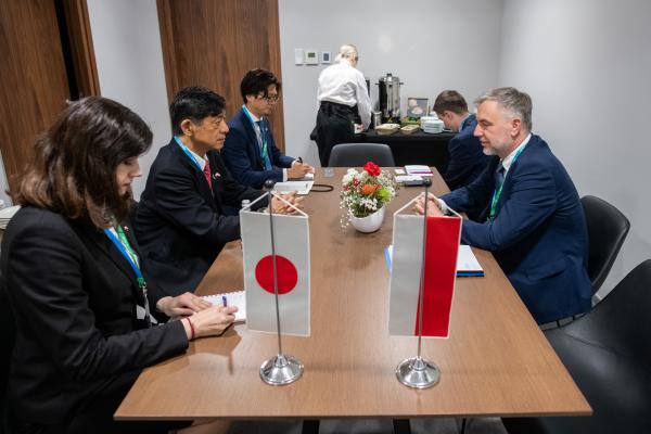 17 maja 2022 r. wizytę w Województwie Wielkopolskim złożył Jego Ekscelencja Ambasador Nadzwyczajny i Pełnomocny Japonii w Rzeczypospolitej Polskiej Akio Miyajima. Był on gościem wydarzenia współorganizowanego przez Samorząd Województwa Wielkopolskiego - H2 Poland Środkowoeuropejskie Forum Technologii Wodorowych. Ambasador wystąpił wspólnie z Marszałkiem Województwa Wielkopolskiego Markiem Woźniakiem w debacie inauguracyjnej forum gdzie przedstawił japońskie doświadczenia w zakresie rozwoju technologii wodorowych.- kliknij aby powiększyć