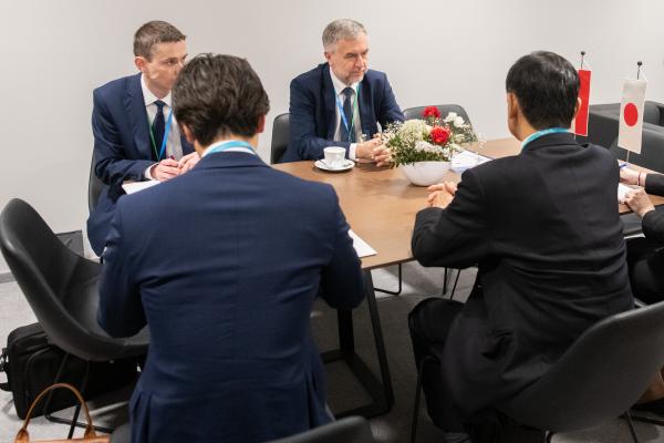 17 maja 2022 r. wizytę w Województwie Wielkopolskim złożył Jego Ekscelencja Ambasador Nadzwyczajny i Pełnomocny Japonii w Rzeczypospolitej Polskiej Akio Miyajima. Był on gościem wydarzenia współorganizowanego przez Samorząd Województwa Wielkopolskiego - H2 Poland Środkowoeuropejskie Forum Technologii Wodorowych. Ambasador wystąpił wspólnie z Marszałkiem Województwa Wielkopolskiego Markiem Woźniakiem w debacie inauguracyjnej forum gdzie przedstawił japońskie doświadczenia w zakresie rozwoju technologii wodorowych.- kliknij aby powiększyć