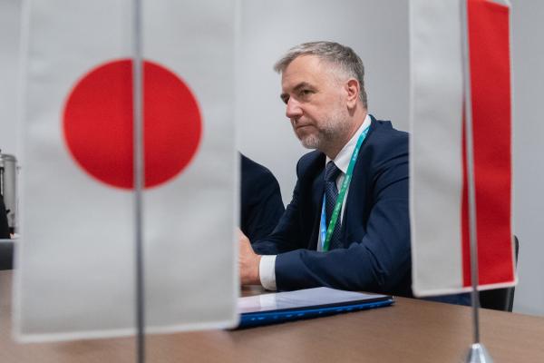 17 maja 2022 r. wizytę w Województwie Wielkopolskim złożył Jego Ekscelencja Ambasador Nadzwyczajny i Pełnomocny Japonii w Rzeczypospolitej Polskiej Akio Miyajima. Był on gościem wydarzenia współorganizowanego przez Samorząd Województwa Wielkopolskiego - H2 Poland Środkowoeuropejskie Forum Technologii Wodorowych. Ambasador wystąpił wspólnie z Marszałkiem Województwa Wielkopolskiego Markiem Woźniakiem w debacie inauguracyjnej forum gdzie przedstawił japońskie doświadczenia w zakresie rozwoju technologii wodorowych.- kliknij aby powiększyć