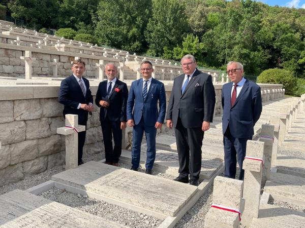 delegacja Samorządu Województwa Wielkopolskiego uczestniczyła w oficjalnej wizycie do miejsc pamięci powiązanych z bitwą o Monte Cassino oraz walkami o wyzwolenie Gminy Piedimonte San Germano- kliknij aby powiększyć