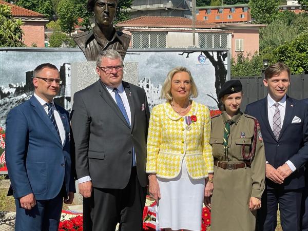 delegacja Samorządu Województwa Wielkopolskiego uczestniczyła w oficjalnej wizycie do miejsc pamięci powiązanych z bitwą o Monte Cassino oraz walkami o wyzwolenie Gminy Piedimonte San Germano- kliknij aby powiększyć