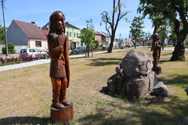 Rewitalizacja Placu 1 Maja w Choczu to projekt realizowany przy wsparciu marszałkowskich środków unijnych w ramach Wielkopolskiego Regionalnego Programu Operacyjnego na lata 2014-2020. 23 maja 2022 roku w Urzędzie Miejskim Gminy Chocz Marek Woźniak Marszałek Województwa Wielkopolskiego podpisał z Burmistrzem Marianem Wielgosikiem umowę ws. dofinansowania wartego 4 mln zł przedsięwzięcia kwotą 2 327 mln zł.  - kliknij aby powiększyć