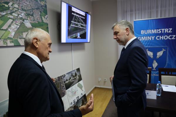 Rewitalizacja Placu 1 Maja w Choczu to projekt realizowany przy wsparciu marszałkowskich środków unijnych w ramach Wielkopolskiego Regionalnego Programu Operacyjnego na lata 2014-2020. 23 maja 2022 roku w Urzędzie Miejskim Gminy Chocz Marek Woźniak Marszałek Województwa Wielkopolskiego podpisał z Burmistrzem Marianem Wielgosikiem umowę ws. dofinansowania wartego 4 mln zł przedsięwzięcia kwotą 2 327 mln zł.  - kliknij aby powiększyć