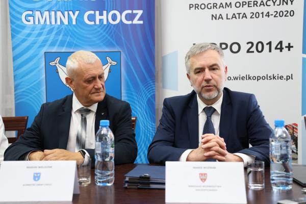 Rewitalizacja Placu 1 Maja w Choczu to projekt realizowany przy wsparciu marszałkowskich środków unijnych w ramach Wielkopolskiego Regionalnego Programu Operacyjnego na lata 2014-2020. 23 maja 2022 roku w Urzędzie Miejskim Gminy Chocz Marek Woźniak Marszałek Województwa Wielkopolskiego podpisał z Burmistrzem Marianem Wielgosikiem umowę ws. dofinansowania wartego 4 mln zł przedsięwzięcia kwotą 2 327 mln zł.  - kliknij aby powiększyć